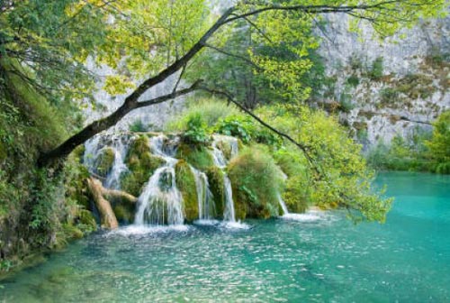 Công viên Plitvice có rất nhiều hồ và thác nước nhỏ
